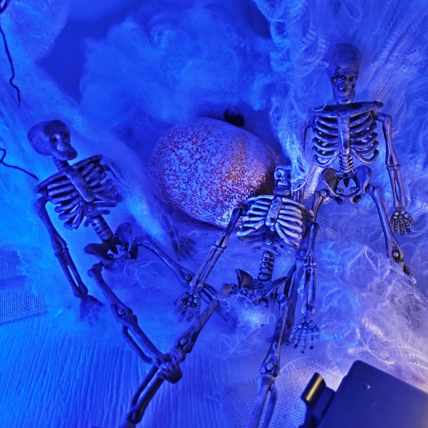 16 Pcs mini skeleton halloween decoration With hemp rope,6”small plastic posable halloween tiny skeleton figurines decor for Halloween Indoor Outdoor Graveyard Decor Haunted House Party Favors